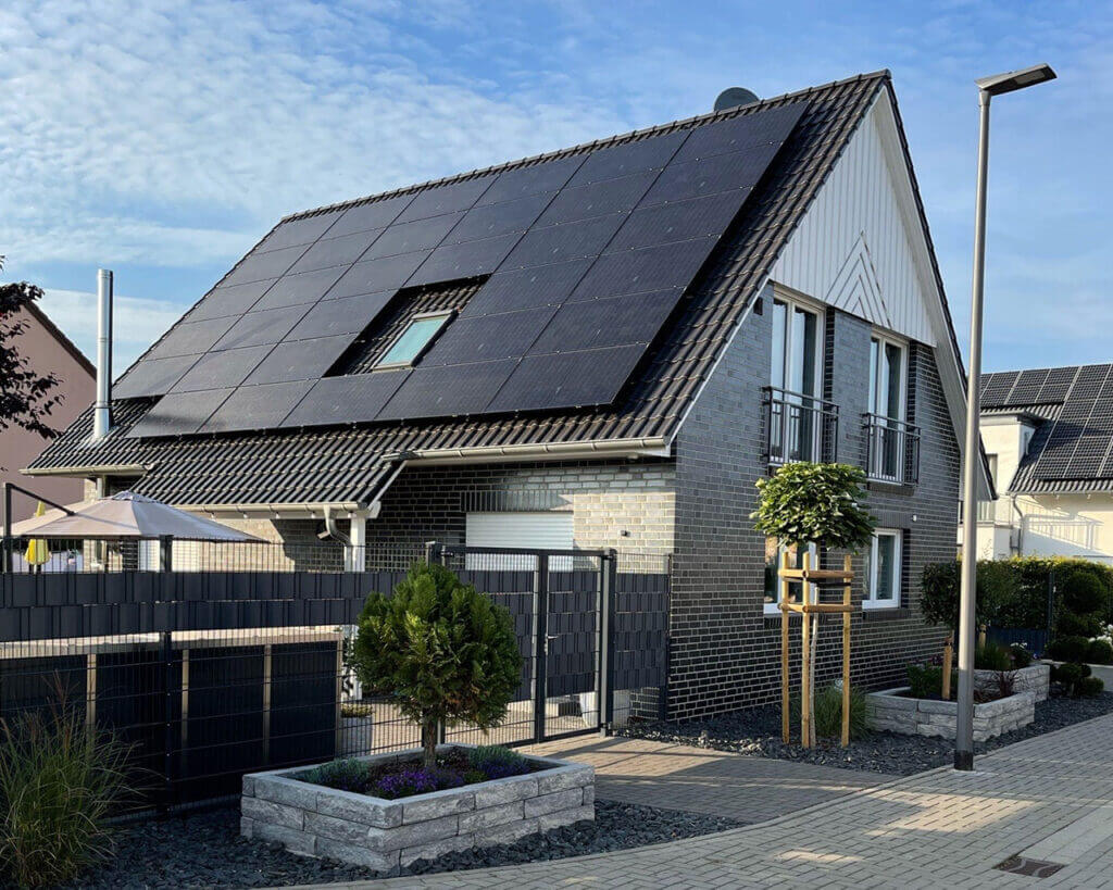 Einfamilienhaus mit einer Solarstrom Anlage mit 16,425 kWp Leistung